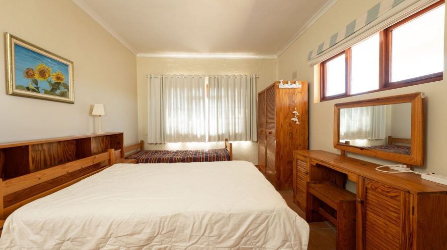 6 Bedroom Property for Sale in Struisbaai Western Cape
